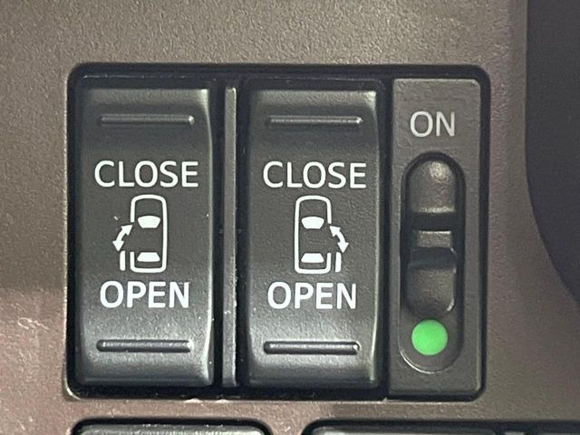 【両側パワースライドドア】スマートキーや運転席のスイッチで後席両側スライドドアの開閉が可能♪電動だから力を入れてドアを開ける必要が無く、小さなお子様でも簡単に開け閉めでき快適です♪