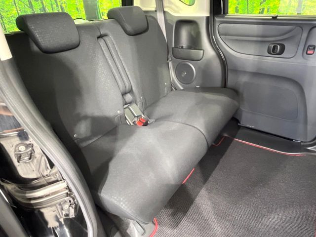 後部座席も気になるようなキズ・汚れやへたり等、大きなダメージはなく、良好な状態です。