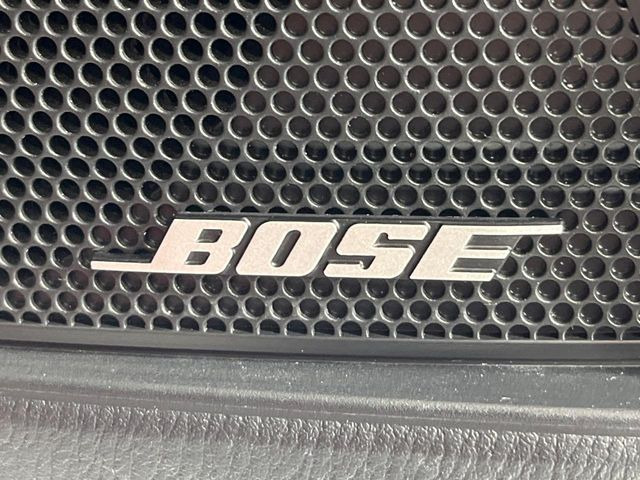 【BOSEサウンドシステム】メーカーオプションの高品位サウンドシステムを搭載。専用のチューニングが施された大小様々なスピーカーから良質なサウンドが奏でられ、臨場感あふれる音響空間を演出します。