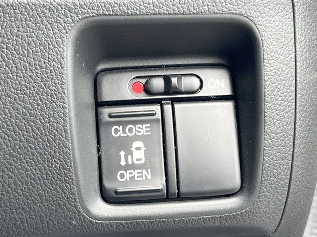 【パワースライドドア】スマートキーや運転席のスイッチでスライドドアの開閉が可能♪電動だから力を入れてドアを開ける必要が無く、小さいお子様でも、重い荷物を持っている時もラクに開け閉めできます♪