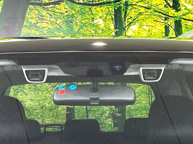 【アイサイトVer2】前方の車両等を検知し、衝突しそうな時は警報で注意を促し、ブレーキを踏む力をサポート。ブレーキを踏めなかった場合は衝突被害軽減ブレーキが作動、衝突回避をサポートします。