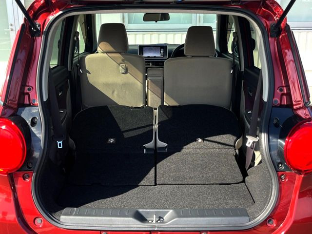 ���i�̂���������ʋ΁A���}���ɏ\���ȉ׎��X�y�[�X���m�ۂ��Ă���܂��B�Z�J���h�V�[�g��|���ƁA�傫�ȉו��̐ύڂ��\�ł���