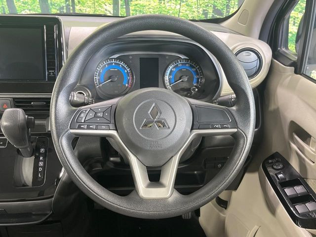 �C���e���A�ɍ��킹���f�U�C���̃X�e�A�����O�́A�^�]�������̂��Ƃ��l���A�^�]���₷���`��A�傫���ł��B�����x�A���ۂɐG���Ă��m���߂��������B