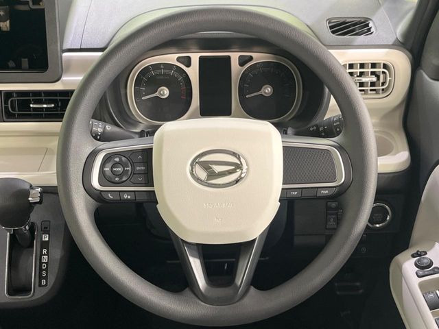 �C���e���A�ɍ��킹���f�U�C���̃X�e�A�����O�́A�^�]�������̂��Ƃ��l���A�^�]���₷���`��A�傫���ł��B�����x�A���ۂɐG���Ă��m���߂��������B