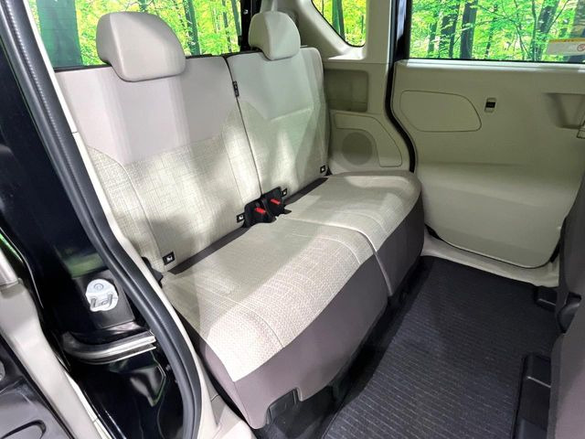 後部座席も気になるようなキズ・汚れやへたり等、大きなダメージはなく、良好な状態です。