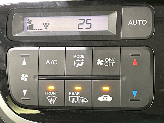 【オートエアコン】一度お好みの温度に設定すれば、車内の温度を検知し風量や温度を自動で調整。暑い…寒い…と何度もスイッチ操作をする必要はありません。快適な車内空間には必須の機能ですね♪