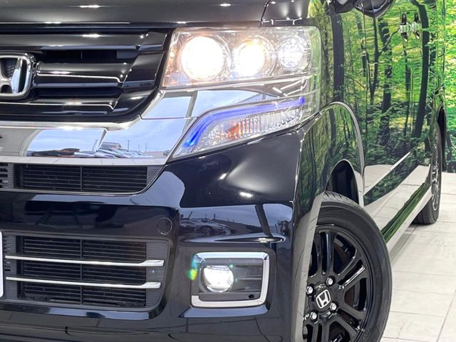 【HIDヘッドライト】非常に明るく前方を照らしてくれるので、悪天候や夜間の走行時も視界良好で安心してお乗りいただけます。