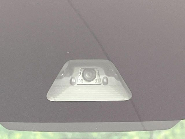 【スマートアシスト】走行中に前方の車両等を認識し、衝突しそうな時は警報とブレーキで衝突回避と被害軽減をアシスト。より安全にドライブをお楽しみいただけます。