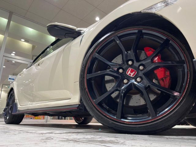 �y����20�C���`�A���~�z�C�[���z�O�ςɃ}�b�`���������A���~�z�C�[���𑕒����Ă���܂��B�e��ЊO�A���~�z�C�[����A�X�^�b�h���X�^�C�����戵�����Ă���܂��B���񂲑��k����������