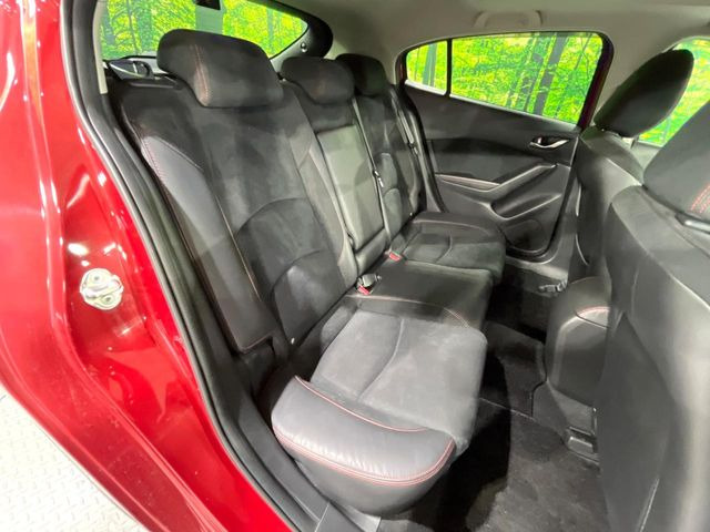 【ハーフレザーシート】高級感と座り心地を両立した人気のシート♪背面・座面のファブリック素材は、通気性の良さや滑りにくさに優れています。気温や服装に左右されず快適にお乗りいただけます。