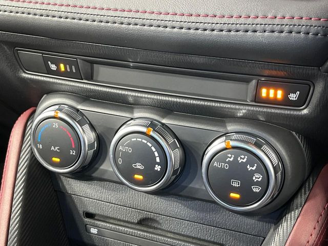 【オートエアコン】一度お好みの温度に設定すれば、車内の温度を検知し風量や温度を自動で調整。暑い…寒い…と何度もスイッチ操作をする必要はありません。快適な車内空間には必須の機能ですね♪