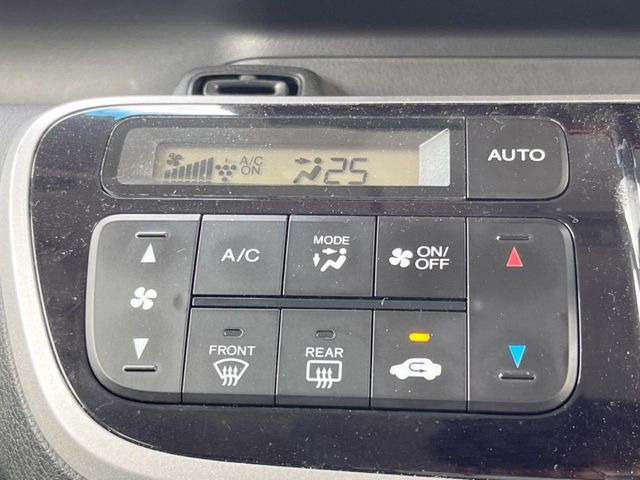 【オートエアコン】一度お好みの温度に設定すれば、車内の温度を検知し風量や温度を自動で調整。暑い…寒い…と何度もスイッチ操作をする必要はありません。快適な車内空間には必須の機能ですね♪