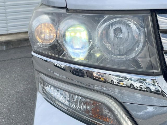 【HIDヘッドライト】非常に明るく前方を照らしてくれるので、悪天候や夜間の走行時も視界良好で安心してお乗りいただけます。