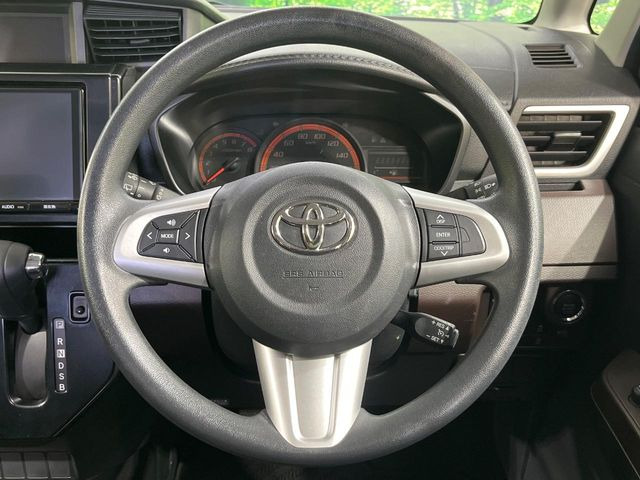 インテリアに合わせたデザインのステアリングは、運転される方のことも考え、運転しやすい形状、大きさです。是非一度、実際に触ってお確かめください。