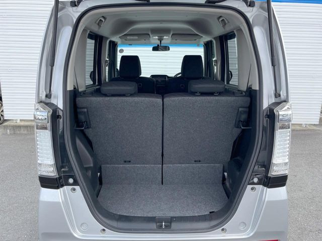 積み下ろしのしやすいデッキにはたっぷりと荷物を積み込んでいただけます。遊びから仕事まで、様々なシーンで頼れます♪