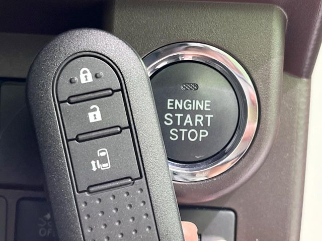 【スマートキー】カバンやポケットに入れたままでもドアの施錠・解錠が可能なスマートキーを装備。エンジンのオン・オフ時もカギを取り出す必要が無いからとっても便利です♪