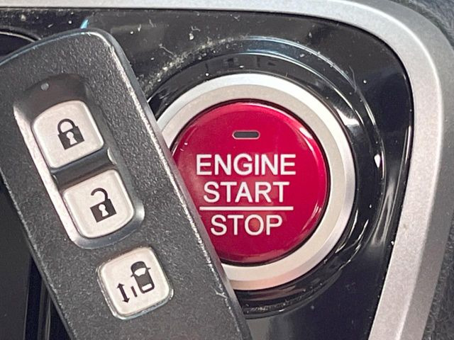 【Hondaスマートキー】カバンやポケットに入れたままでもドアの施錠・解錠が可能なスマートキーを装備。エンジンのオン・オフ時もカギを取り出す必要が無いからとっても便利です♪