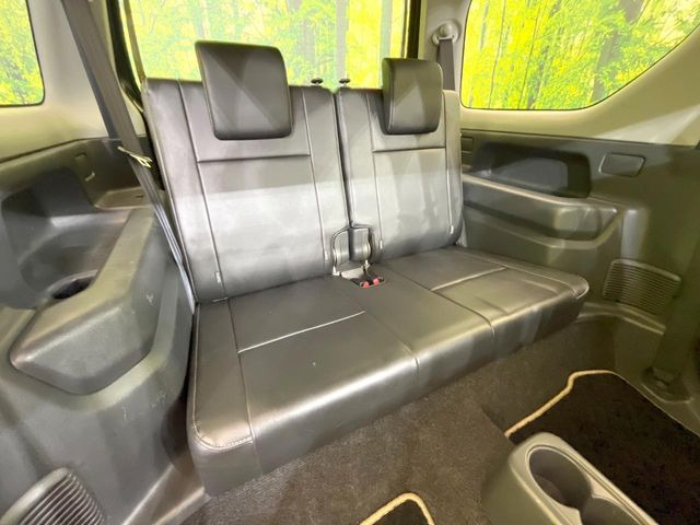 後部座席も気になるようなキズ・汚れやへたり等、大きなダメージはなく、良好な状態です。