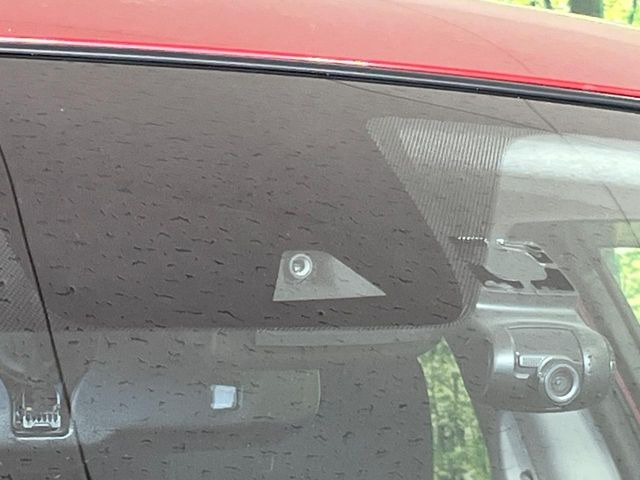 【エマージェンシーブレーキ】走行中に前方の車両等を認識し、衝突しそうな時は警報とブレーキで衝突回避と被害軽減をアシスト。より安全にドライブをお楽しみいただけます。