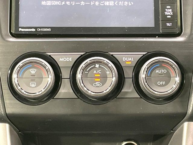 【左右独立型フルオートエアコン】運転席と助手席でそれぞれお好みの温度に設定可能。同乗者にも配慮した、快適な空調をお届け致します。