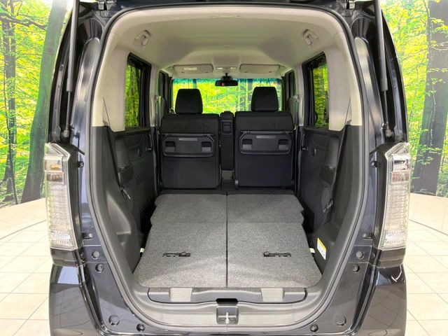 後席を格納すると、これだけの広さが!シーンに合わせたシートアレンジで、大きな荷物も積むことが出来ます♪