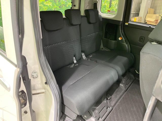 後部座席も気になるようなキズ・汚れやへたり等、大きなダメージはなく、良好な状態です。