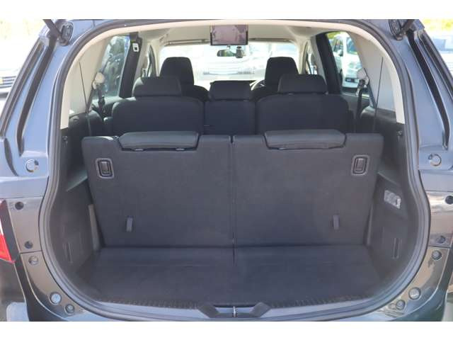 2、3列目を倒していただきますと更に広々スペースになります♪