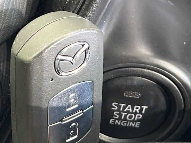 【アドバンストキー】カバンやポケットに入れたままでもドアの施錠・解錠が可能なスマートキーを装備。エンジンのオン・オフ時もカギを取り出す必要が無いからとっても便利です♪