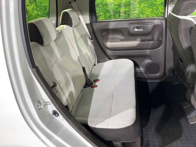 後部座席も気になるようなキズ・汚れやへたり等、大きなダメージはなく、良好な状態です。