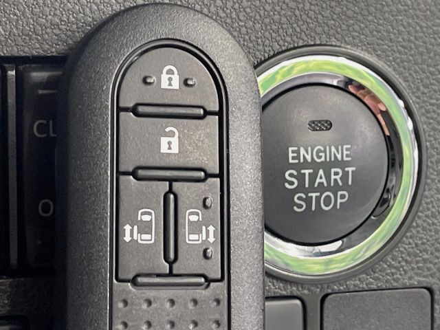 【キーフリーシステム】カバンやポケットに入れたままでもドアの施錠・解錠が可能なスマートキーを装備。エンジンのオン・オフ時もカギを取り出す必要が無いからとっても便利です♪