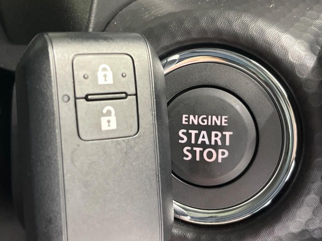 【キーレススタートシステム】カバンやポケットに入れたままでもドアの施錠・解錠が可能なスマートキーを装備。エンジンのオン・オフ時もカギを取り出す必要が無いからとっても便利です♪