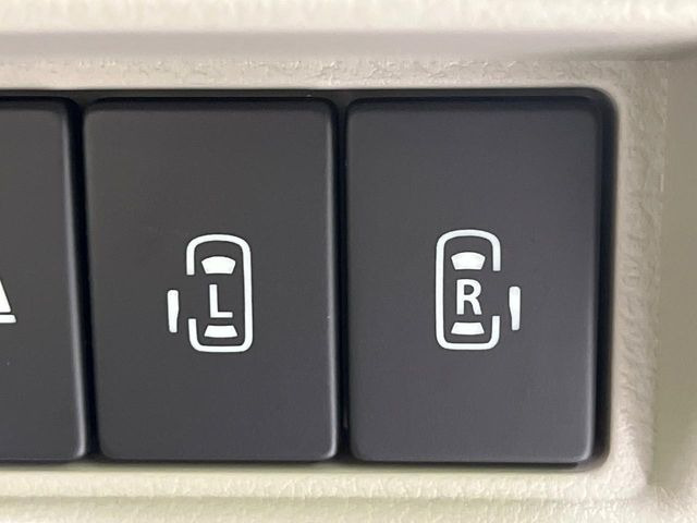 【両側パワースライドドア】スマートキーや運転席のスイッチで後席両側スライドドアの開閉が可能♪電動だから力を入れてドアを開ける必要が無く、小さなお子様でも簡単に開け閉めでき快適です♪