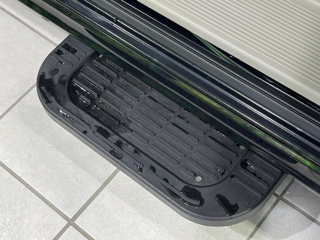 【電動サイドステップ】車高の高いお車でも、これがあれば小さいお子様の乗り降りも楽々♪スライドドアと連動して作動する為、煩わしい操作は不要です!