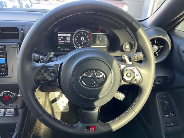 �y�����v�����X�e�A�����O�z�㎿�Ȋv���g�p���邱�ƂŁA��ɂ����������݂ƂĂ��^�]���₷���n���h���ł���