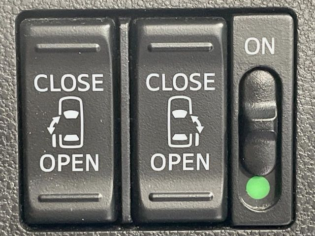 【両側パワースライドドア】スマートキーや運転席のスイッチで後席両側スライドドアの開閉が可能♪電動だから力を入れてドアを開ける必要が無く、小さなお子様でも簡単に開け閉めでき快適です♪