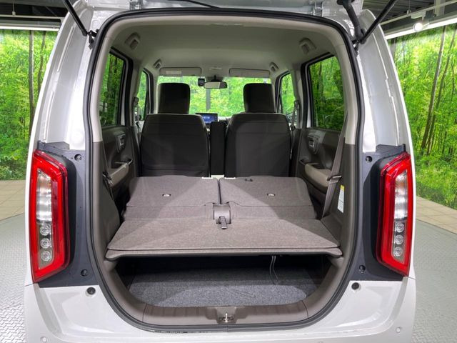 積み下ろしのしやすいデッキにはたっぷりと荷物を積み込んでいただけます。遊びから仕事まで、様々なシーンで頼れます♪