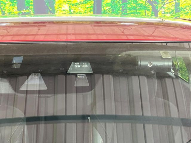 【スマートシティブレーキサポート】低速走行中に前方の車両等を認識し、衝突しそうな時は警報とブレーキで衝突回避と被害軽減をアシスト。より安全にドライブをお楽しみいただけます。