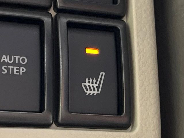 【シートヒーター】寒い日に重宝するシートヒーター!エアコンより早く温まってくれるので寒がりの人も安心ですね♪エアコンの温風は乾燥するから苦手、という方にもをおすすめです。