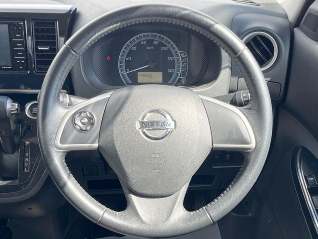 インテリアに合わせたデザインのステアリングは、運転される方のことも考え、運転しやすい形状、大きさです。是非一度、実際に触ってお確かめください。