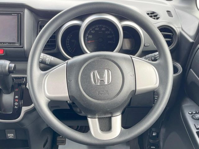 インテリアに合わせたデザインのステアリングは、運転される方のことも考え、運転しやすい形状、大きさです。是非一度、実際に触ってお確かめください。