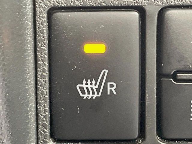 【シートヒーター】寒い日に重宝するシートヒーター!エアコンより早く温まってくれるので寒がりの人も安心ですね♪エアコンの温風は乾燥するから苦手、という方にもをおすすめです。