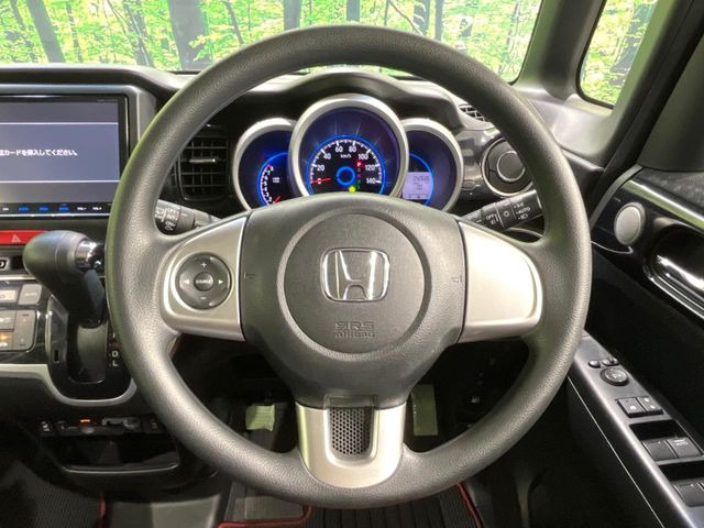 ステアリングも使用感が少なく、きれいな状態となっております♪