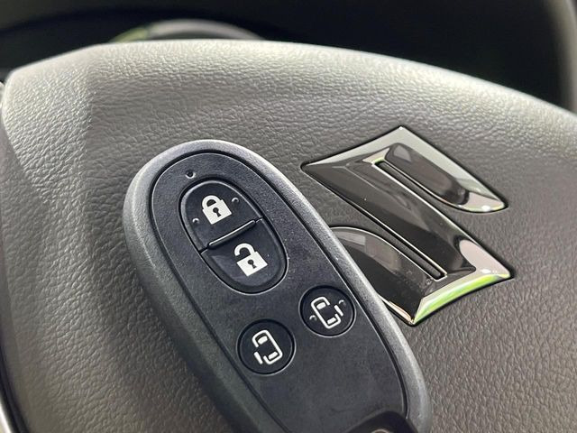 【キーレススタートシステム】カバンやポケットに入れたままでもドアの施錠・解錠が可能なスマートキーを装備。エンジンのオン・オフ時もカギを取り出す必要が無いからとっても便利です♪