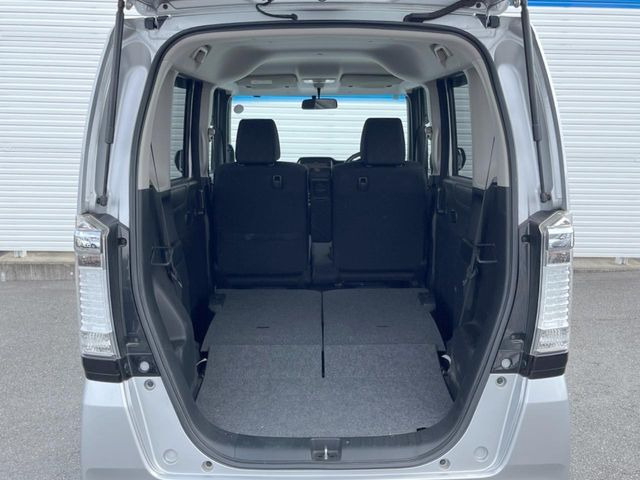 後席を格納すると、これだけの広さが!シーンに合わせたシートアレンジで、大きな荷物も積むことが出来ます♪