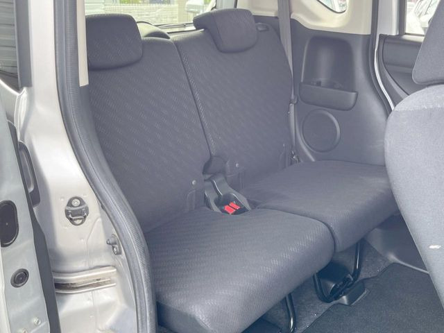 後部座席も気になるようなキズ・汚れやへたり等、大きなダメージはなく、良好な状態です。