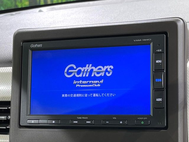 【純正ナビ】人気の純正ナビを装備しております。ナビの使いやすさはもちろん、オーディオ機能も充実!キャンプや旅行はもちろん、通勤や買い物など普段のドライブも楽しくなるはず♪