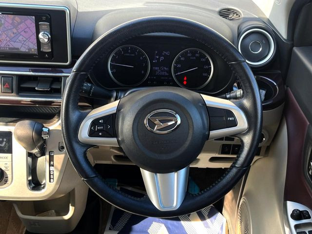 �C���e���A�ɍ��킹���f�U�C���̃X�e�A�����O�́A�^�]�������̂��Ƃ��l���A�^�]���₷���`��A�傫���ł��B�����x�A���ۂɐG���Ă��m���߂��������B