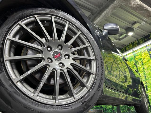 【純正18インチアルミホイール】外観にマッチした純正アルミホイールを装着しております。各種社外アルミホイールや、スタッドレスタイヤも取扱いしております。是非ご相談ください♪