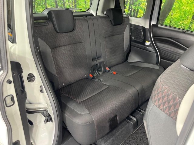 後部座席も気になるようなキズ・汚れやへたり等、大きなダメージはなく、良好な状態です。