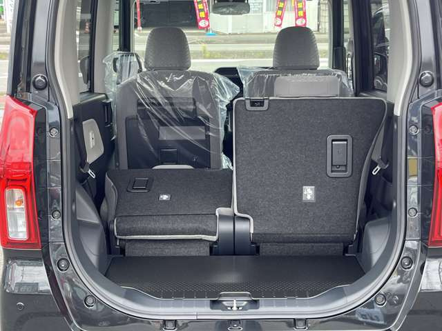 後部座席を倒していただければ、よりたくさんのお荷物も積みこむことも可能です。